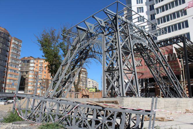 Біля довгобуду на Стрілецькій встановлюють «Ейфелеву вежу». Чи законне це будівництво?, фото №1 на сайті 20minut.ua