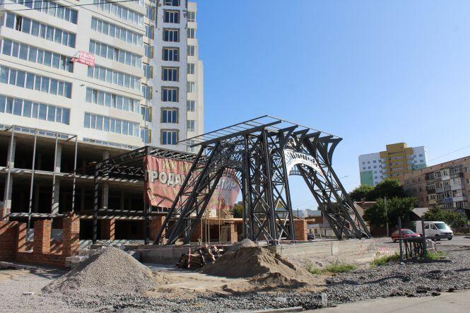 Біля довгобуду на Стрілецькій встановлюють «Ейфелеву вежу». Чи законне це будівництво?, фото №2 на сайті 20minut.ua