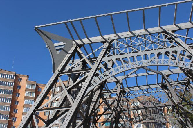 Біля довгобуду на Стрілецькій встановлюють «Ейфелеву вежу». Чи законне це будівництво?, фото №3 на сайті 20minut.ua