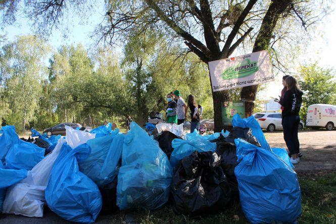 Новини Вінниці - фото з «Робимо місто чистішим»: як вінничани долучилися до Всесвітнього дня прибирання «Робимо місто чистішим»: як вінничани долучилися до Всесвітнього дня прибирання, фото №1 на сайті 20minut.ua