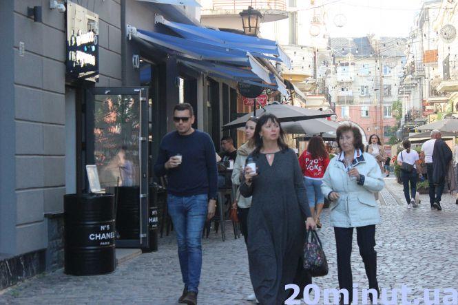 Що їдять і п'ють тернополяни на вулицях та терасах міста у вихідний (ФОТОРЕПОРТАЖ), фото №6 на сайті 20minut.ua