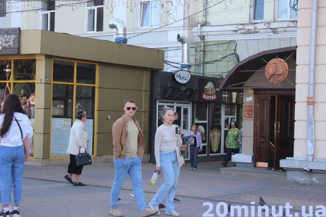 Що їдять і п'ють тернополяни на вулицях та терасах міста у вихідний (ФОТОРЕПОРТАЖ), фото №1 на сайті 20minut.ua