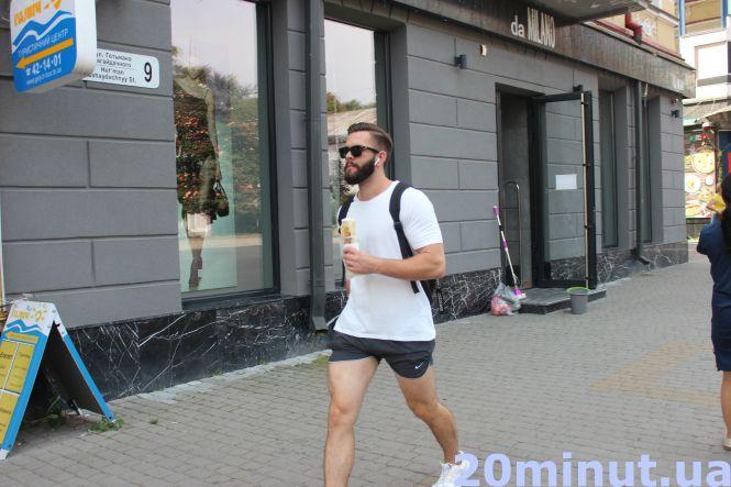 Що їдять і п'ють тернополяни на вулицях та терасах міста у вихідний (ФОТОРЕПОРТАЖ), фото №8 на сайті 20minut.ua