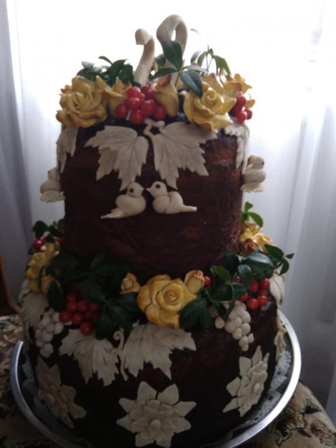 Новини Тернополя - фото з "Перед роботою прибираю вдома і молюся": жінка з Теребовлянщини понад 20 років пече весільні короваї