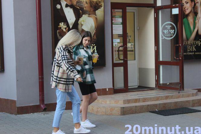 Що їдять і п'ють тернополяни на вулицях та терасах міста у вихідний (ФОТОРЕПОРТАЖ), фото №7 на сайті 20minut.ua