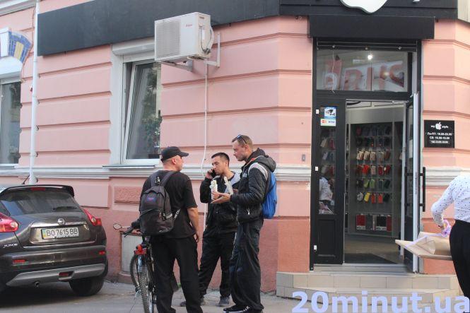 Що їдять і п'ють тернополяни на вулицях та терасах міста у вихідний (ФОТОРЕПОРТАЖ), фото №9 на сайті 20minut.ua