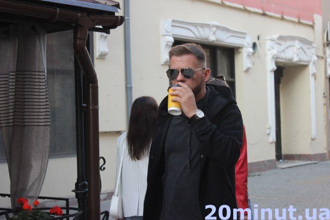 Що їдять і п'ють тернополяни на вулицях та терасах міста у вихідний (ФОТОРЕПОРТАЖ), фото №5 на сайті 20minut.ua
