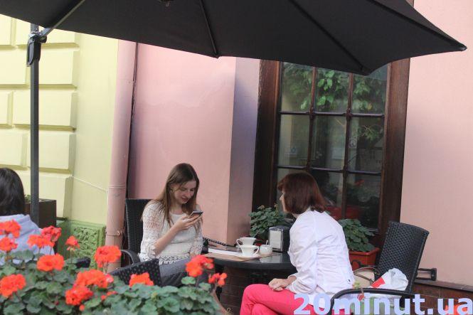 Що їдять і п'ють тернополяни на вулицях та терасах міста у вихідний (ФОТОРЕПОРТАЖ), фото №13 на сайті 20minut.ua