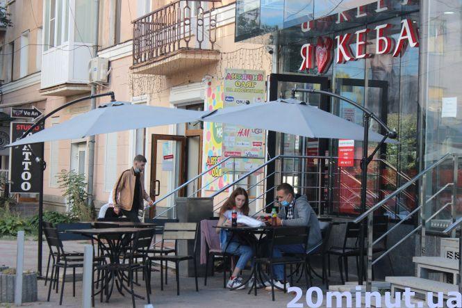 Що їдять і п'ють тернополяни на вулицях та терасах міста у вихідний (ФОТОРЕПОРТАЖ), фото №11 на сайті 20minut.ua