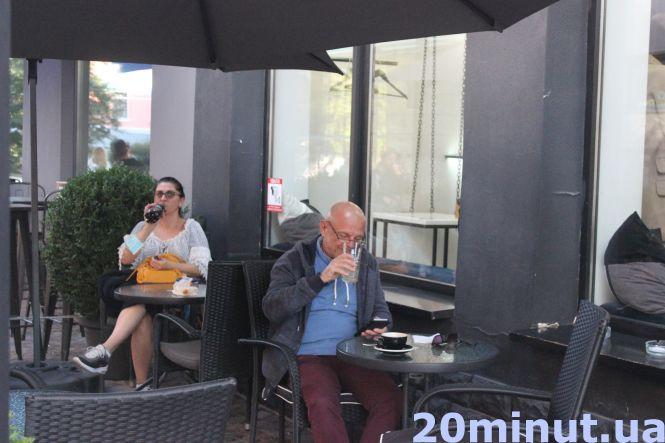 Що їдять і п'ють тернополяни на вулицях та терасах міста у вихідний (ФОТОРЕПОРТАЖ), фото №12 на сайті 20minut.ua