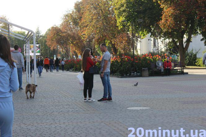 Що їдять і п'ють тернополяни на вулицях та терасах міста у вихідний (ФОТОРЕПОРТАЖ), фото №4 на сайті 20minut.ua