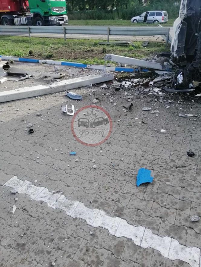 На Хмельниччині зіткнулися вантажівка і легковик: постраждали семеро осіб, фото №2 на сайті vsim.ua