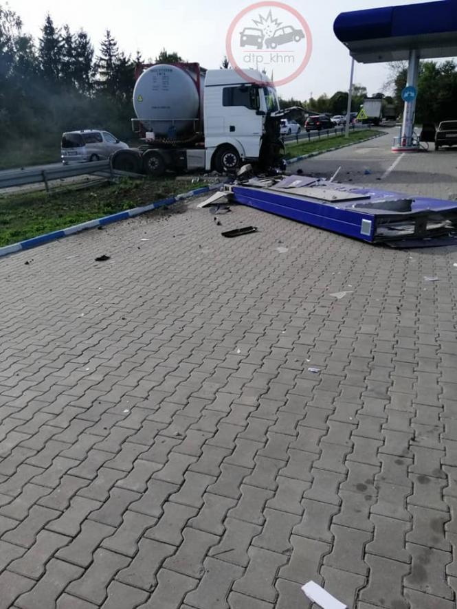 На Хмельниччині зіткнулися вантажівка і легковик: постраждали семеро осіб, фото №1 на сайті vsim.ua