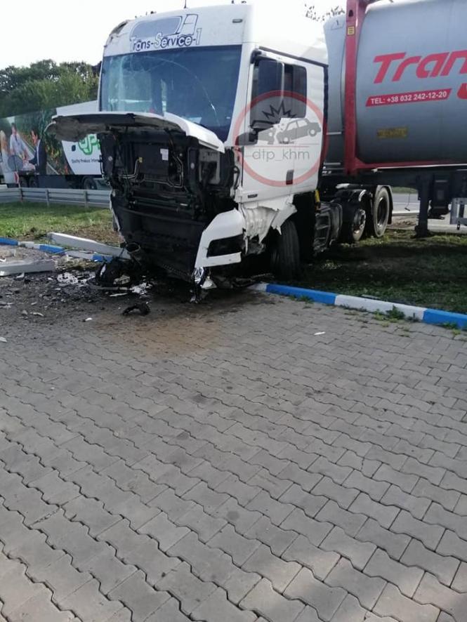 На Хмельниччині зіткнулися вантажівка і легковик: постраждали семеро осіб, фото №3 на сайті vsim.ua