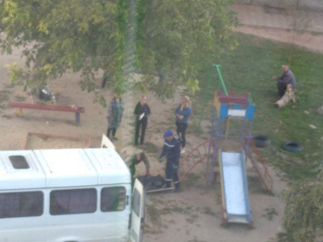 Новини Житомира - фото з На вулиці Покровській у Житомирі сьогодні вночі вбили чоловіка. ФОТО На вулиці Покровській у Житомирі сьогодні вночі вбили чоловіка. ФОТО, фото №1 на сайті 20minut.ua