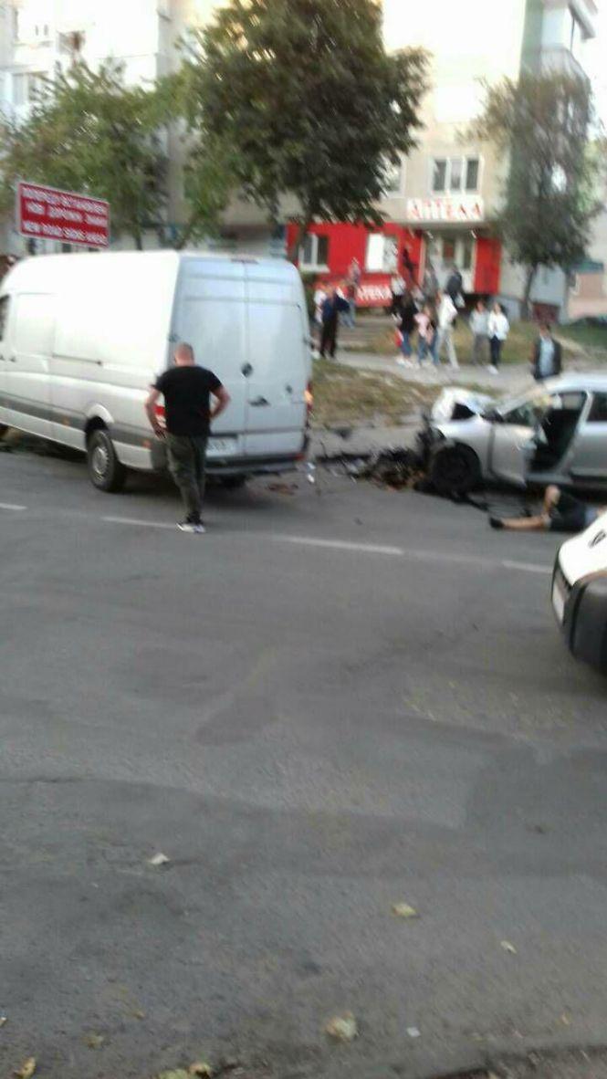 Новини Тернополя - фото з На Купчинського ДТП з потерпілими: не розминулися бус та легківка (ОНОВЛЕНО) На Купчинського ДТП з потерпілими: не розминулися бус та легківка (ОНОВЛЕНО), фото №3 на сайті 20minut.ua