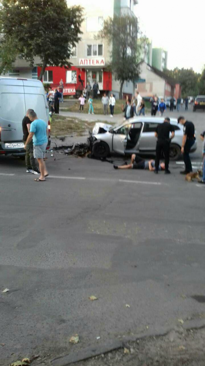 Новини Тернополя - фото з На Купчинського ДТП з потерпілими: не розминулися бус та легківка (ОНОВЛЕНО) На Купчинського ДТП з потерпілими: не розминулися бус та легківка (ОНОВЛЕНО), фото №2 на сайті 20minut.ua