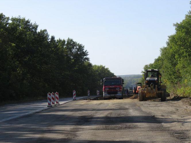 Поблизу Хмельницького почали ремонтувати чергову  ділянку траси Н-03 (ФОТО), фото №2 на сайті vsim.ua