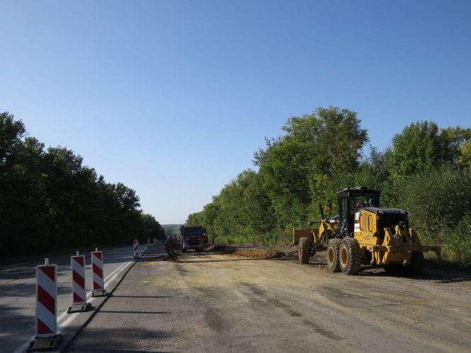 Поблизу Хмельницького почали ремонтувати чергову  ділянку траси Н-03 (ФОТО), фото №4 на сайті vsim.ua