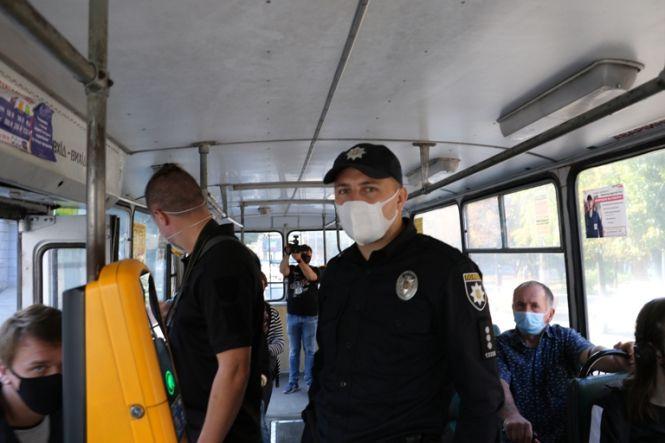 Поліцейські та представники влади роздавали в житомирських маршрутках маски, фото №1 на сайті 20minut.ua