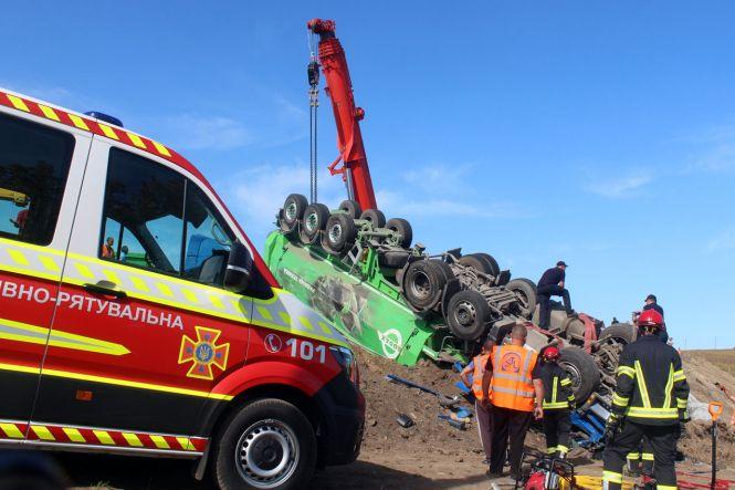Новини Хмельницького - фото з Поблизу Хмельницького перевернулась вантажівка: з'явилося відео з місця ДТП Поблизу Хмельницького перевернулась вантажівка: з'явилося відео з місця ДТП, фото №3 на сайті vsim.ua