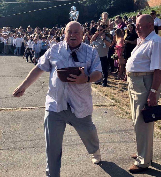 Новини Вінниці - фото з Посипав зерном пшениці і танцював вальс з випускницями. Не стало Олександра Сухомовського Посипав зерном пшениці і танцював вальс з випускницями. Не стало Олександра Сухомовського, фото №3 на сайті 20minut.ua