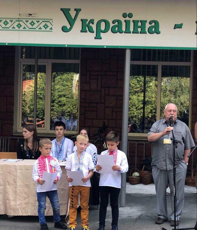 Новини Вінниці - фото з Посипав зерном пшениці і танцював вальс з випускницями. Не стало Олександра Сухомовського Посипав зерном пшениці і танцював вальс з випускницями. Не стало Олександра Сухомовського, фото №2 на сайті 20minut.ua