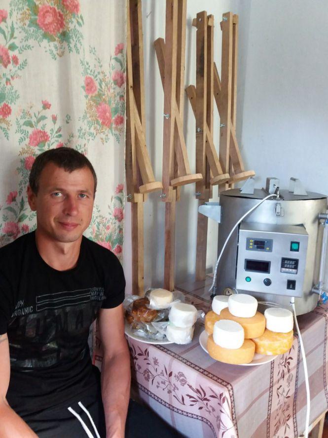 На Винниччине переселенец из Крыма запустил производство козьего сыра