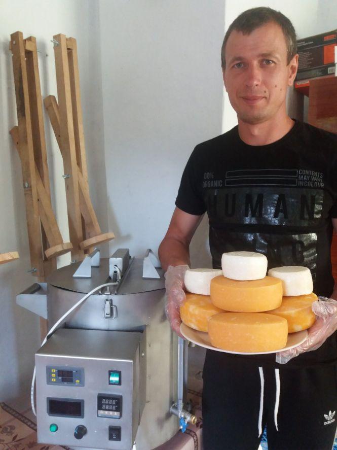 Новини Вінниці - фото з Переселенець з Криму робить козячий сир. Бізнес почав з тещиних кіз Переселенець з Криму робить козячий сир. Бізнес почав з тещиних кіз, фото №1 на сайті 20minut.ua