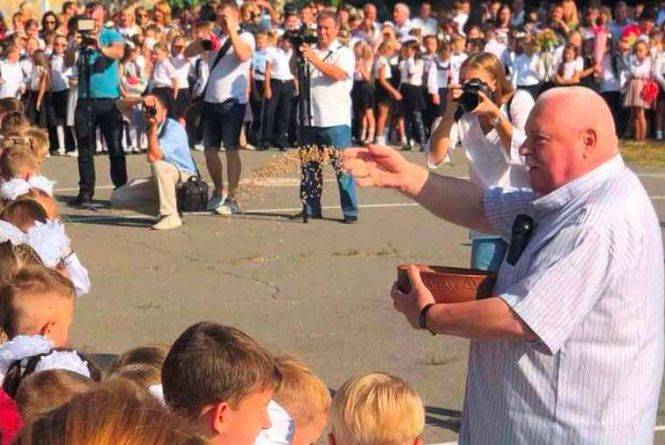 Новини Вінниці - фото з Важливе за вчора. Найцікавіші новини 22 вересня, які ви могли пропустити Посипав зерном пшениці і танцював вальс з випускницями. Не стало Олександра Сухомовського