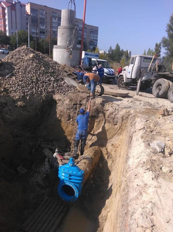 На "Алясці" замінюють майже 200 метрів водогону: коли включать воду? (ФОТО), фото №1 на сайті 20minut.ua