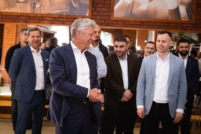 Новини Вінниці - фото з Юрій Бойко відвідав Вінницю: представив кандидатів в депутати міськради та кандидата на посаду мера (Прес-служба партії «ОПЗЖ») Юрій Бойко відвідав Вінницю: представив кандидатів в депутати міськради та кандидата на посаду мера (Прес-служба партії «ОПЗЖ»), фото №1 на сайті 20minut.ua