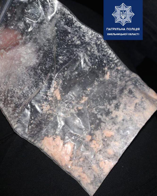 У Хмельницькому патрульні знайшли наркотики в п'яного водія (ФОТО), фото №2 на сайті vsim.ua