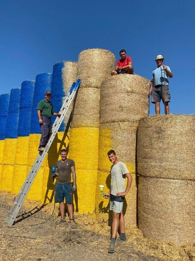 Новини Тернополя - фото з Синьо-жовтий прапор з тюків соломи із Тернопільщини увійшов до Книги рекордів України Синьо-жовтий прапор з тюків соломи із Тернопільщини увійшов до Книги рекордів України, фото №1 на сайті 20minut.ua