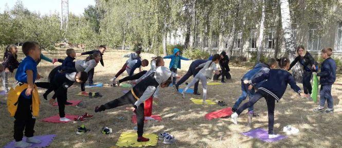 Новини Вінниці - фото з «Я не кажу: всі на двір!» У школі села Баланівка парти винесли у яблуневий сад «Я не кажу: всі на двір!» У школі села Баланівка парти винесли у яблуневий сад, фото №5 на сайті 20minut.ua