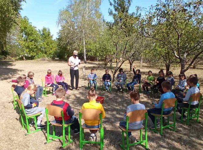 Новини Вінниці - фото з «Я не кажу: всі на двір!» У школі села Баланівка парти винесли у яблуневий сад «Я не кажу: всі на двір!» У школі села Баланівка парти винесли у яблуневий сад, фото №2 на сайті 20minut.ua