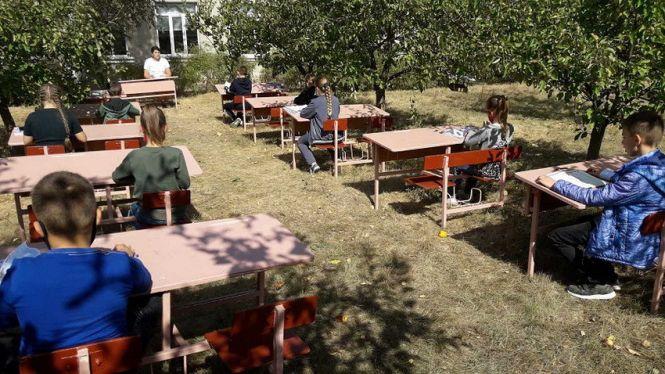 Новини Вінниці - фото з «Я не кажу: всі на двір!» У школі села Баланівка парти винесли у яблуневий сад «Я не кажу: всі на двір!» У школі села Баланівка парти винесли у яблуневий сад, фото №1 на сайті 20minut.ua