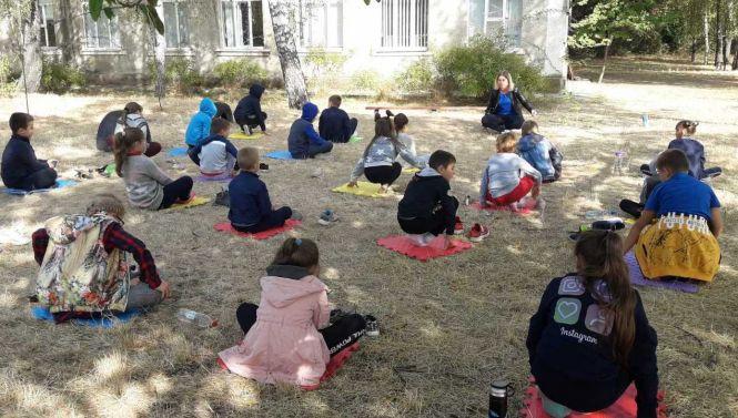 Новини Вінниці - фото з «Я не кажу: всі на двір!» У школі села Баланівка парти винесли у яблуневий сад «Я не кажу: всі на двір!» У школі села Баланівка парти винесли у яблуневий сад, фото №3 на сайті 20minut.ua