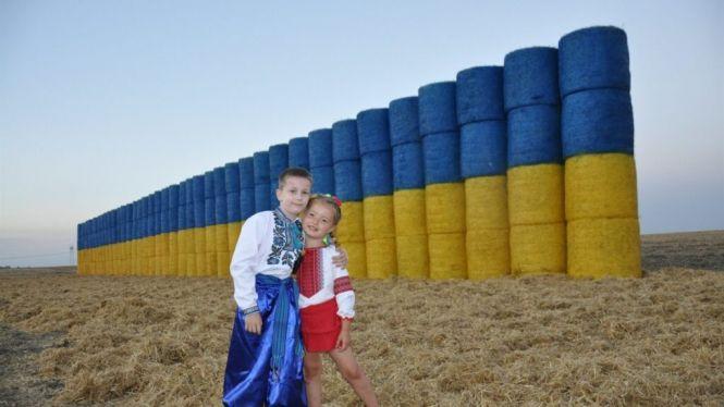 Новини Тернополя - фото з Синьо-жовтий прапор з тюків соломи із Тернопільщини увійшов до Книги рекордів України Синьо-жовтий прапор з тюків соломи із Тернопільщини увійшов до Книги рекордів України, фото №3 на сайті 20minut.ua