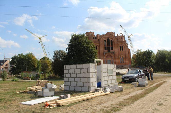 Вінничан обурила сумнівна забудова біля Вишенського озера. Що там зводять?, фото №2 на сайті 20minut.ua