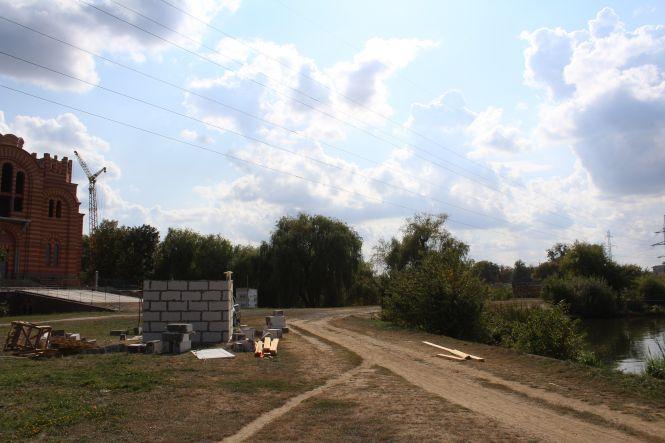 Вінничан обурила сумнівна забудова біля Вишенського озера. Що там зводять?, фото №3 на сайті 20minut.ua