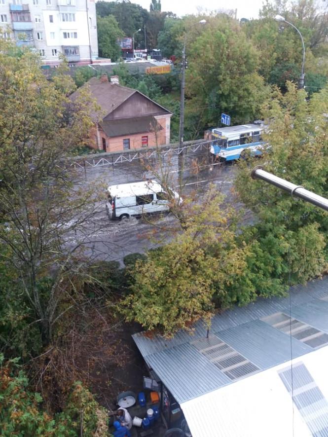 Новини Хмельницького - фото з Зранку біля філармонії затопило Кам’янецьку (ФОТО, ВІДЕО) Зранку біля філармонії затопило Кам’янецьку (ФОТО, ВІДЕО), фото №6 на сайті vsim.ua