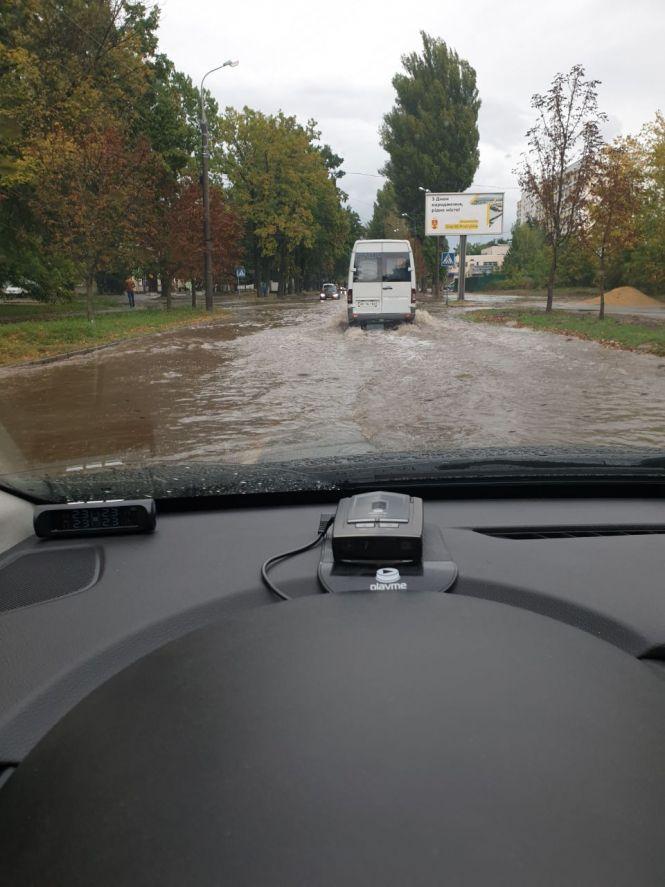 Новини Вінниці - фото з Вінницю підтопила злива. На Вишеньці «плавають» машини Вінницю підтопила злива. На Вишеньці «плавають» машини, фото №1 на сайті 20minut.ua