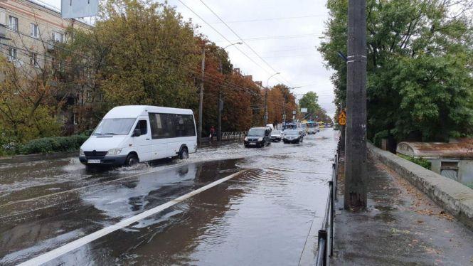 Новини Хмельницького - фото з Зранку біля філармонії затопило Кам’янецьку (ФОТО, ВІДЕО) Зранку біля філармонії затопило Кам’янецьку (ФОТО, ВІДЕО), фото №1 на сайті vsim.ua