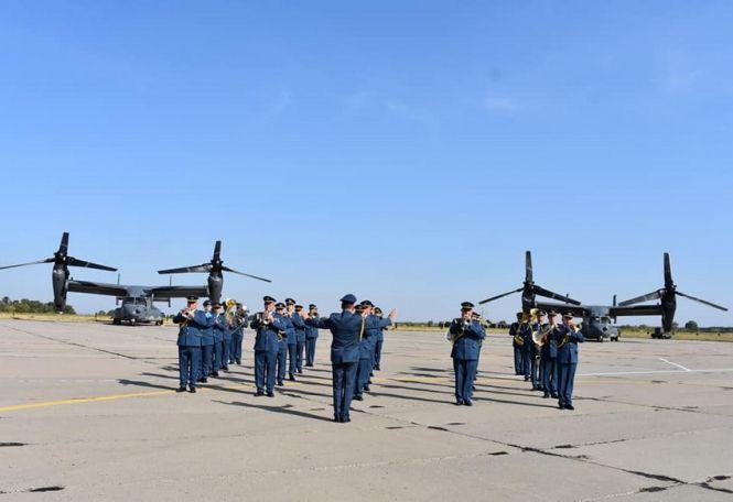 Новини Вінниці - фото з У Вінницькому аеропорту урочисто проводжали НАТОвських військових У Вінницькому аеропорту урочисто проводжали НАТОвських військових, фото №1 на сайті 20minut.ua