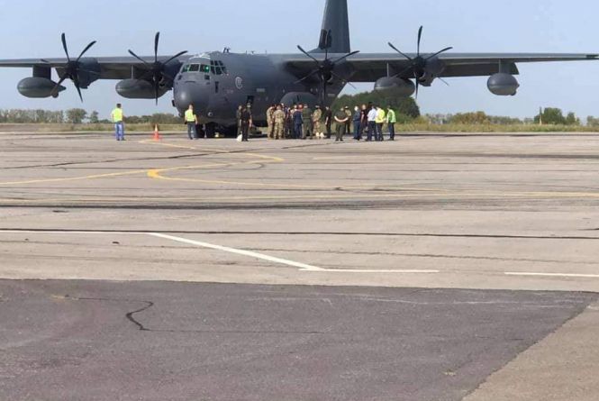 Новини Вінниці - фото з У Вінницькому аеропорту урочисто проводжали НАТОвських військових У Вінницькому аеропорту урочисто проводжали НАТОвських військових, фото №2 на сайті 20minut.ua