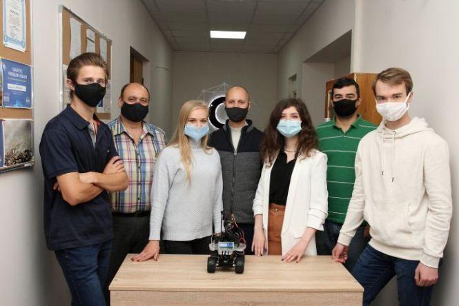 Новини Вінниці - фото з «Ми використали знання з користю»: розробили робота, який вміє вимірювати температуру «Ми використали знання з користю»: розробили робота, який вміє вимірювати температуру, фото №2 на сайті 20minut.ua