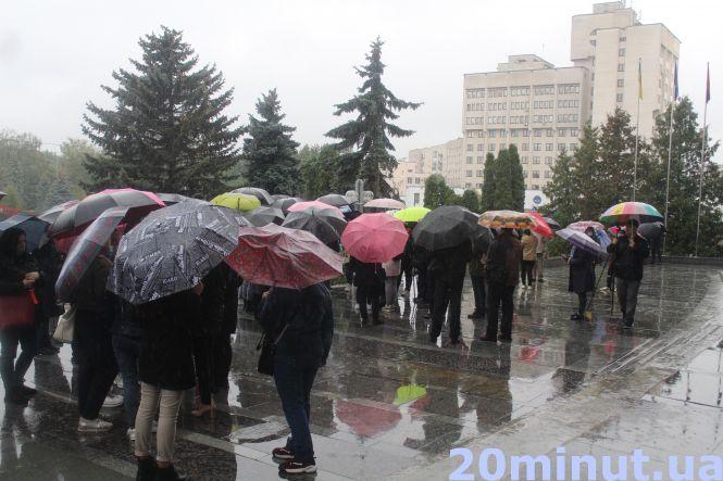 Новини Тернополя - фото з "Наших дітей мають почути!" Мітингували батьки та вчителі дітей зі зниженим слухом: що вимагали? "Наших дітей мають почути!" Мітингували батьки та вчителі дітей зі зниженим слухом: що вимагали?, фото №1 на сайті 20minut.ua