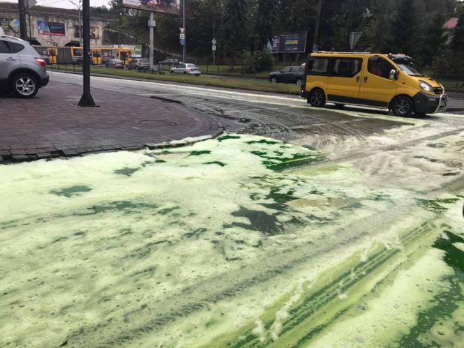 Новини Тернополя - фото з "Новий світ" несподівано зазеленів, або Пінна паті посеред міста. У чому причина? "Новий світ" несподівано зазеленів, або Пінна паті посеред міста. У чому причина?, фото №2 на сайті 20minut.ua