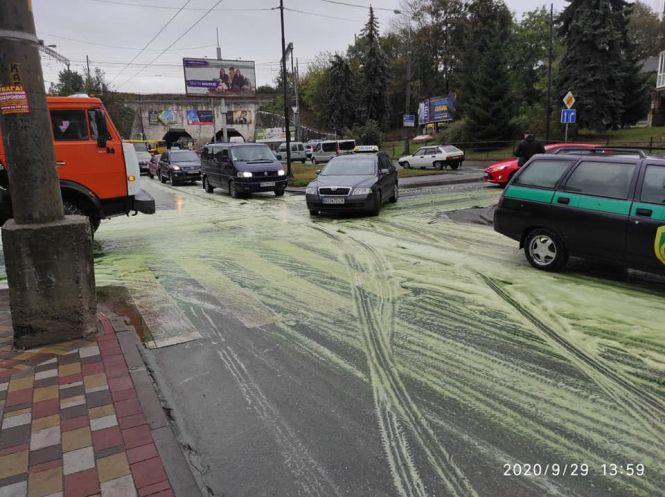 Новини Тернополя - фото з "Новий світ" несподівано зазеленів, або Пінна паті посеред міста. У чому причина? "Новий світ" несподівано зазеленів, або Пінна паті посеред міста. У чому причина?, фото №3 на сайті 20minut.ua